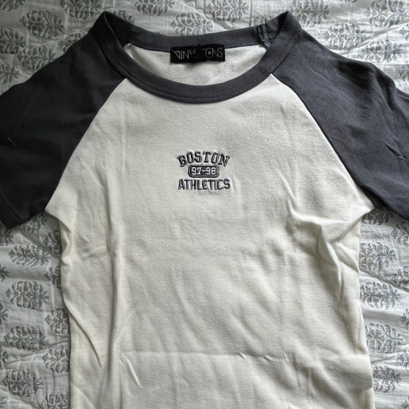 Set of 2 Vinyl Icons Graphic Crop Tees - JUNIORS Medium - Picture 5 of 8